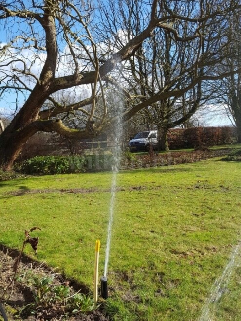 Beregening tuin met sproeiers in Empe