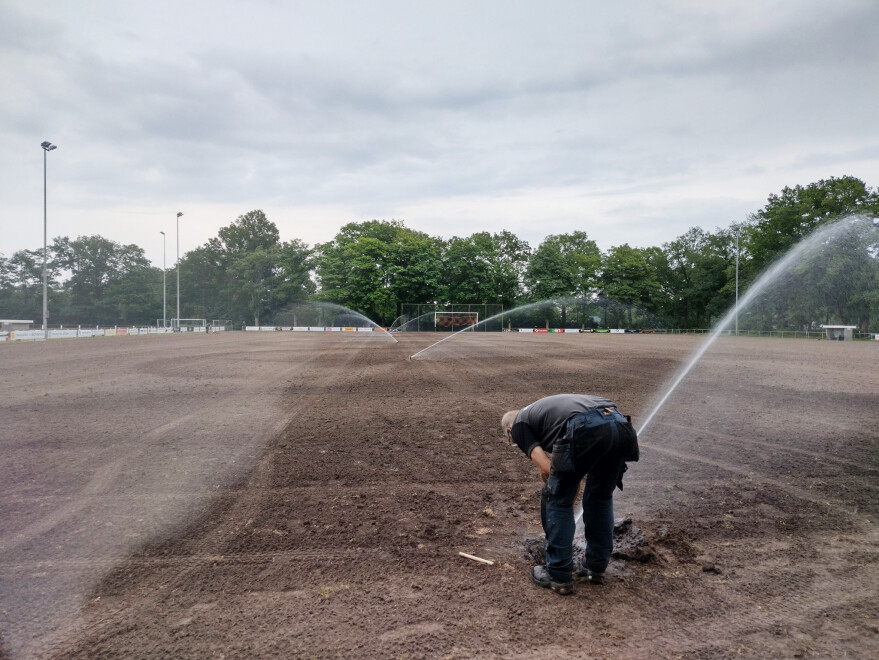 Aanleg beregening voetbalveld en sleufloos leiding leggen