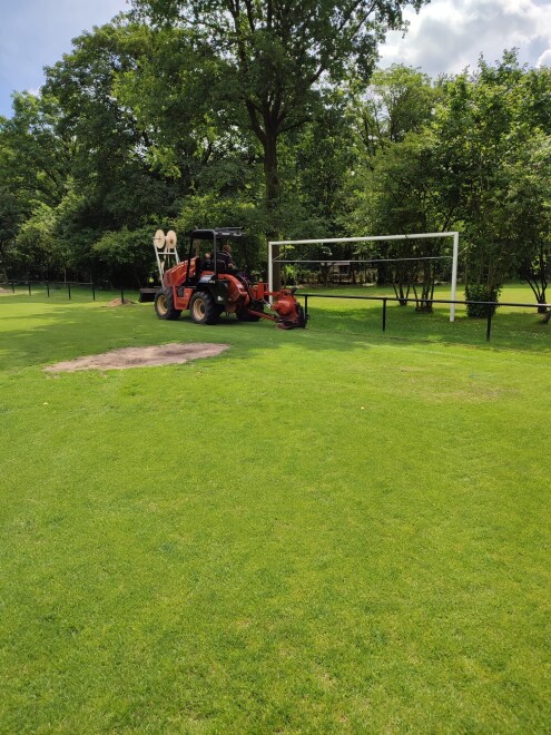 Aanleg beregening voetbalveld en sleufloos leiding leggen