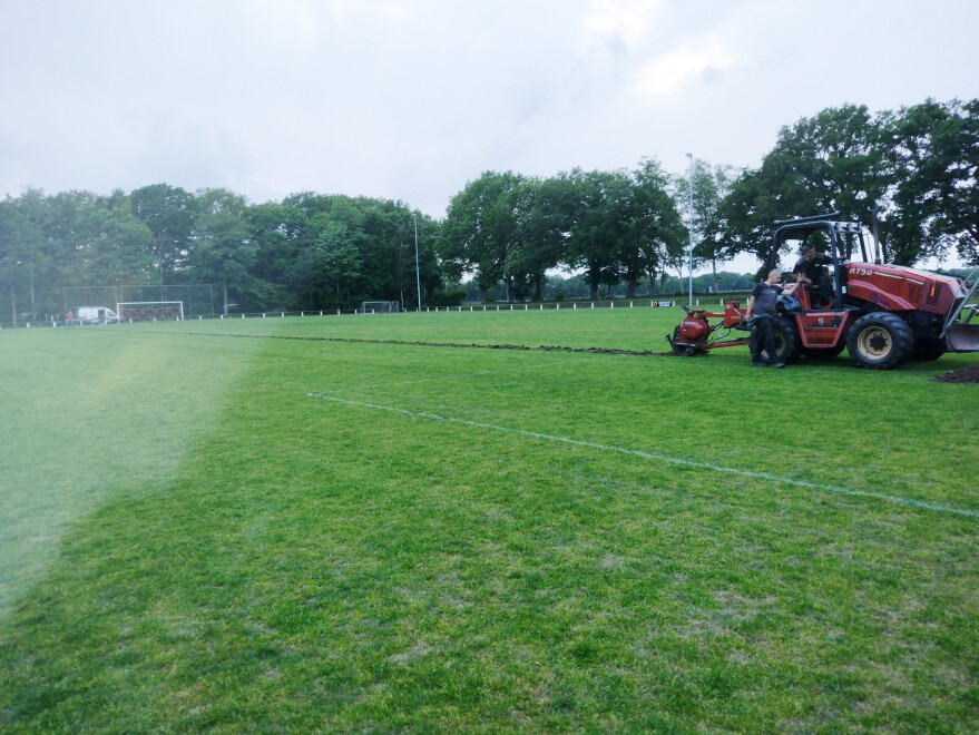 Aanleg beregening voetbalveld en sleufloos leiding leggen