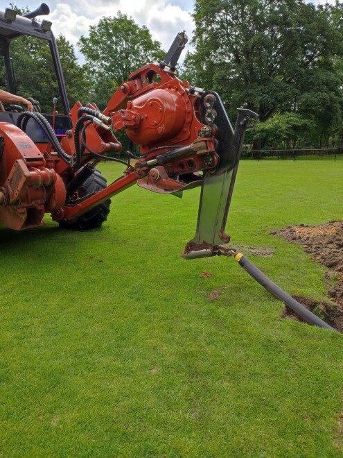 Aanleg beregening voetbalveld en sleufloos leiding leggen