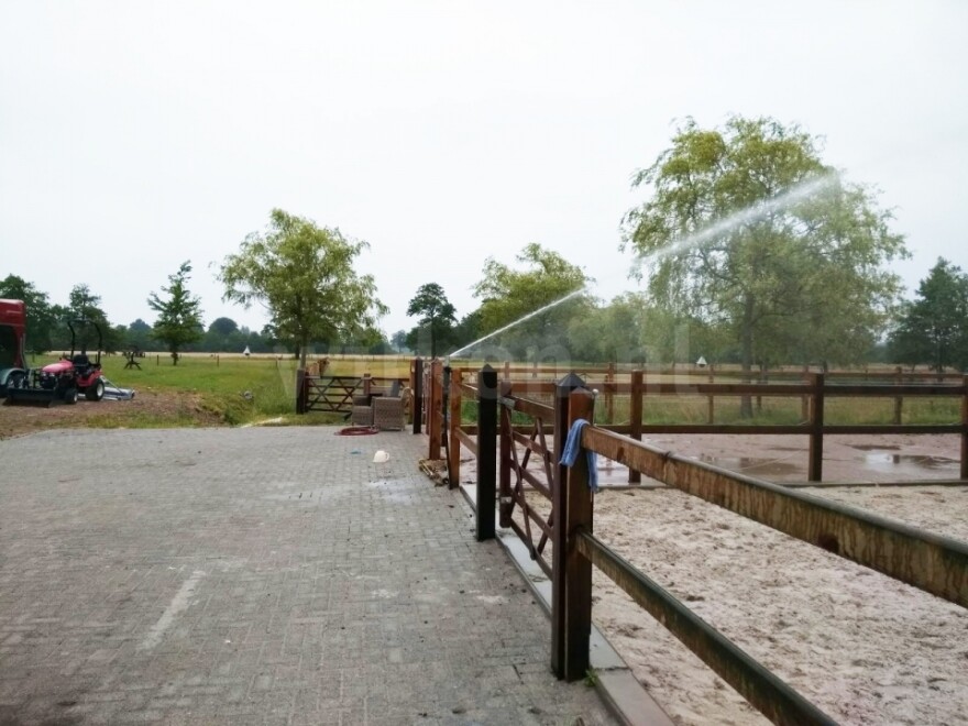 Beregening manege en paardenbak met sproeiers