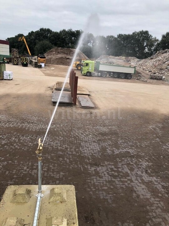 Stofbestrijding op een bouwplaats met sproeiers