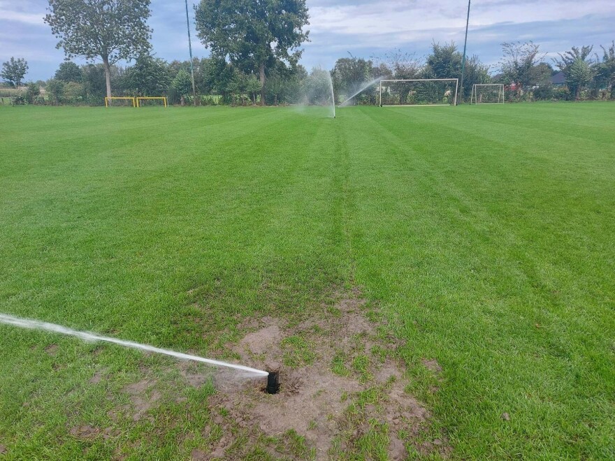 Voetbalveld beregening met sproeiers