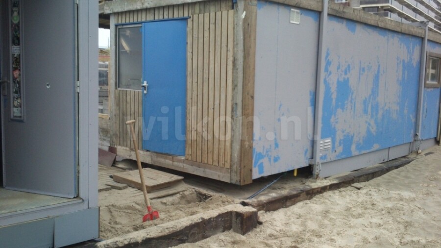 Aanleg waterbassin voor een douche op het strand in Zandvoort