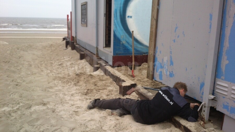 Aanleg waterbassin voor een douche op het strand in Zandvoort