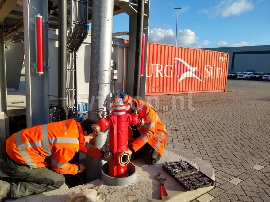 Blusleiding en brandhydranten op de Maasvlakte in Rotterdam
