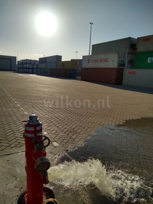 Blusleiding en brandhydranten op de Maasvlakte in Rotterdam