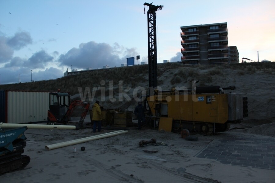 Bronboring op het strand in Zandvoort