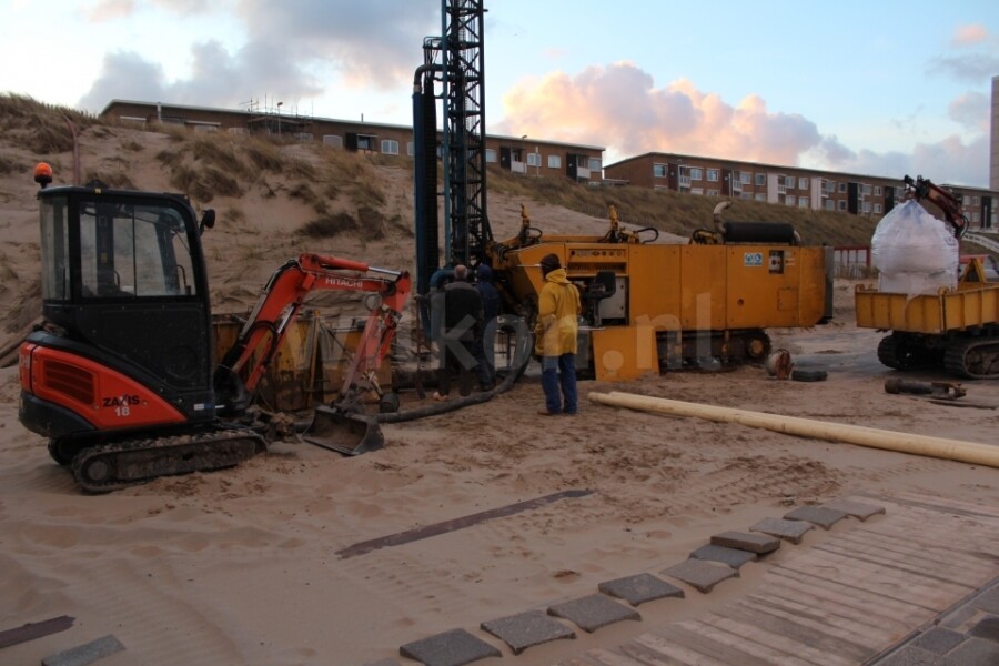 Bronboring op het strand in Zandvoort