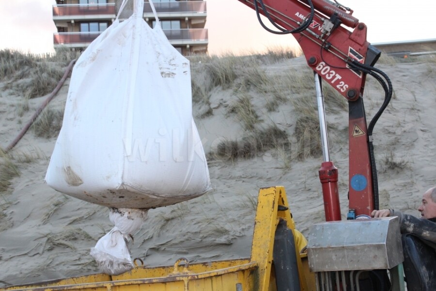 Bronboring op het strand in Zandvoort