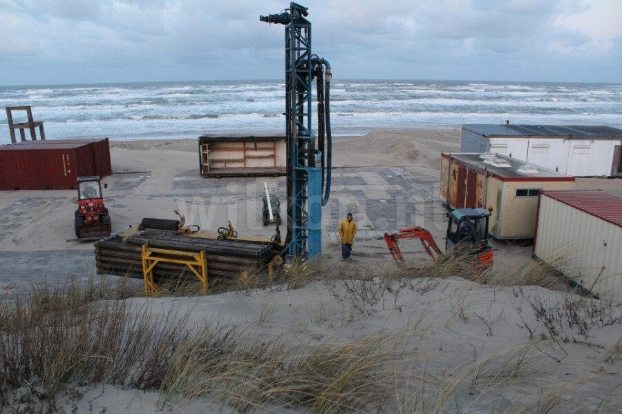 Bronboring op het strand in Zandvoort