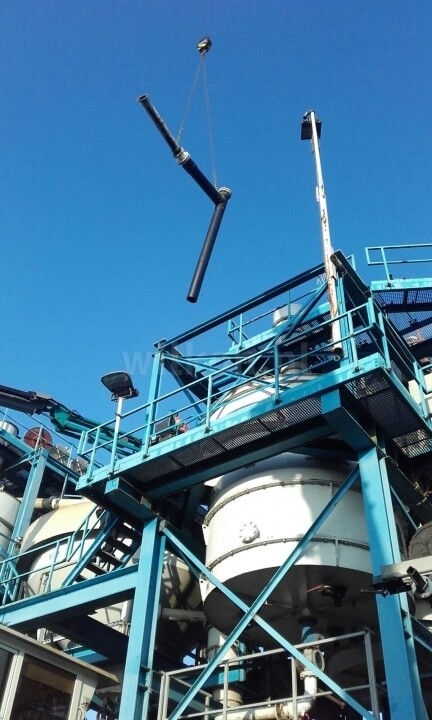 Montage zand en transportleiding op een schip